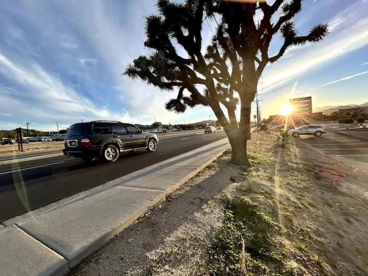 Serene Modern Home Backdoor With Great Wifi, Games, Movies, Patio Seating And Bbq Easy Access To North Joshua Tree National Park In 10 Minutes 트웬티나인팜스 외부 사진